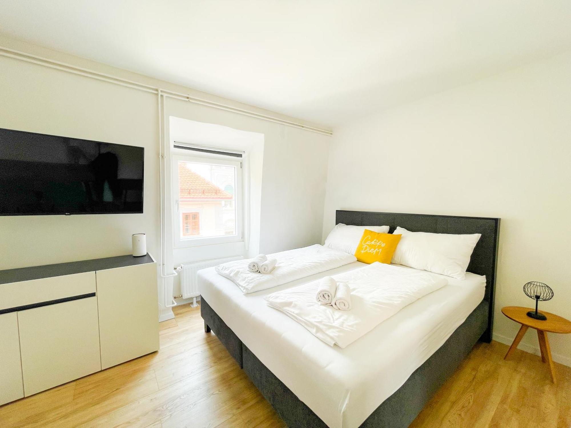 Whats-App Self-Check-In - Vibrant City Life In Graz Exterior foto